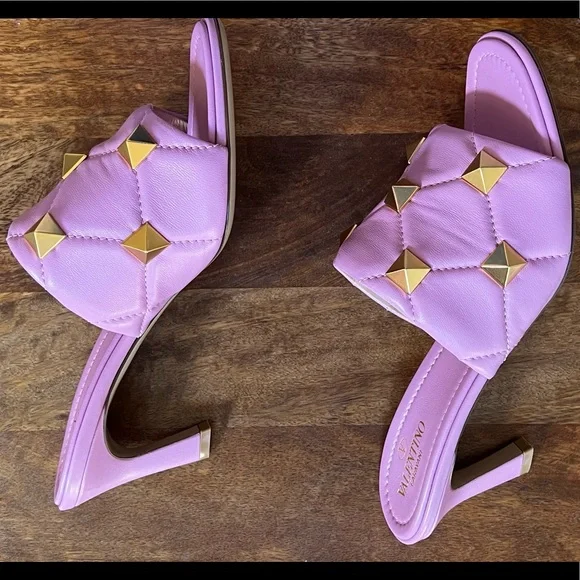 😊SOLD😊Valentino Garavani Roman Stud Quilted Napa Slide Sandals in 36 - Picture 5 of 15